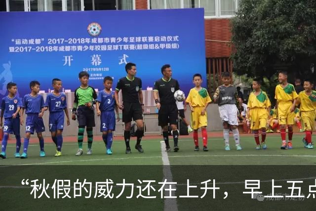 “秋假的威力还在上升，早上五点的机场全是家长和孩子”